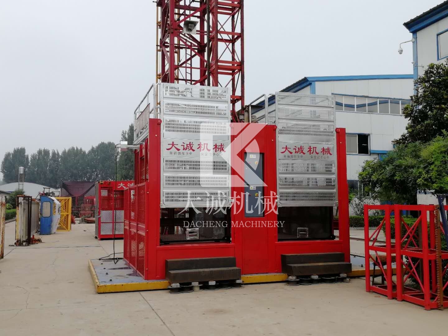 可以載人載物的建筑工地施工電梯價(jià)格多少？